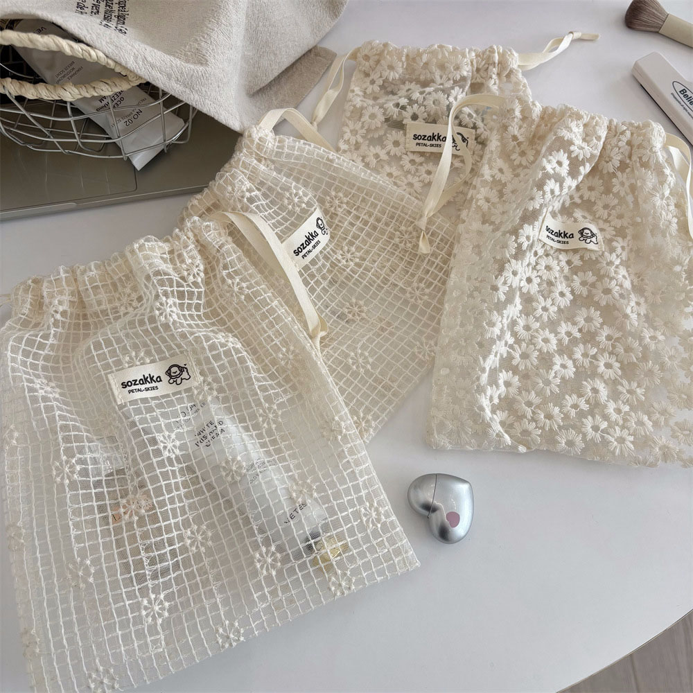 Women Accessories Products - กระเป๋าเครื่องสำอางผ้าตาข่ายปักลายดอกเดซี่พร้อมเชือกรูด กระเป๋าใส่ของใช้ในห้องน้ำ ชุดชั้นใน ถุงเท้า สำหรับเดินทางช่วงฤดูร้อน กระเป๋าจัดระเบียบอุปกรณ์เสริม